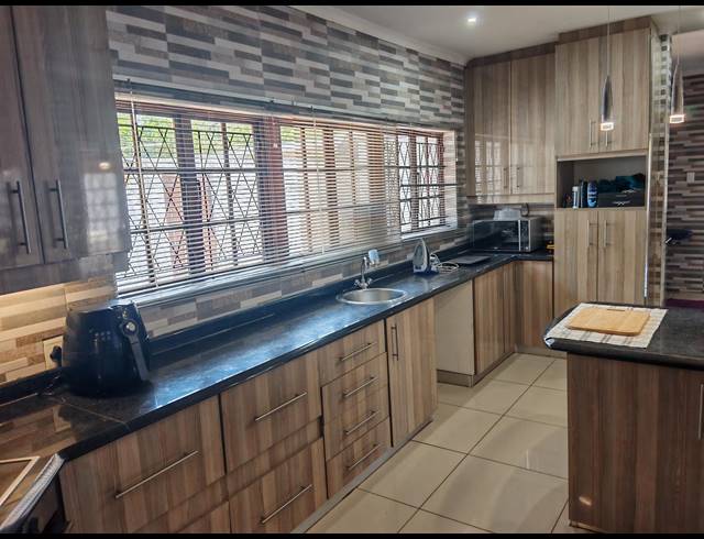 5 BEDROOM HOUSE FOR SALE IN ATHOLL HEIGHTS